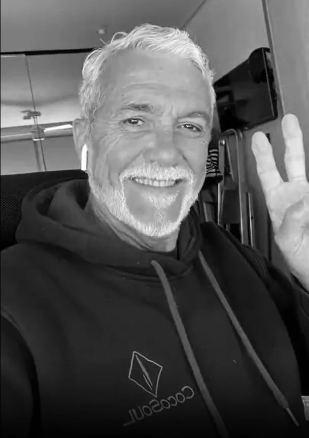 Rafa im CocoSoul-Hoodie