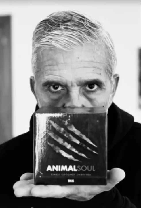 Rafa mit einer Schachtel Animal Soul