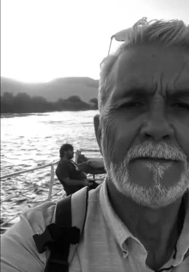 Rafa am Wasser im Abendlicht