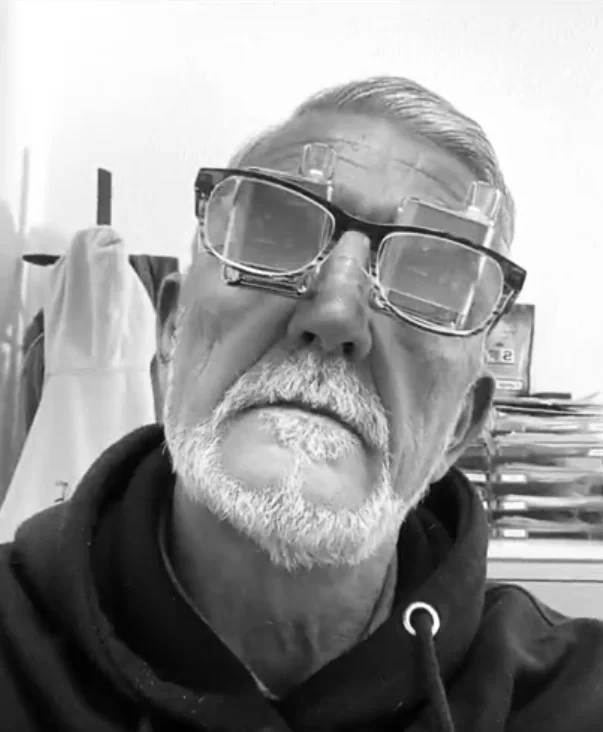 Rafa mit einer bunten Brille